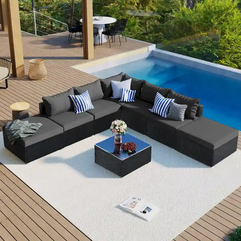 Ensemble de canapé d'extérieur modulaire moderne en résine tressée 8 pièces avec 1 table basse et 2 poufs, idéal pour les patios, les cours et les jardins.