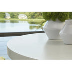 Table de bar d'extérieur Seton Creek beige/blanc, Signature Design by Ashley - 40 po L x 40 po P x 42,25 po H