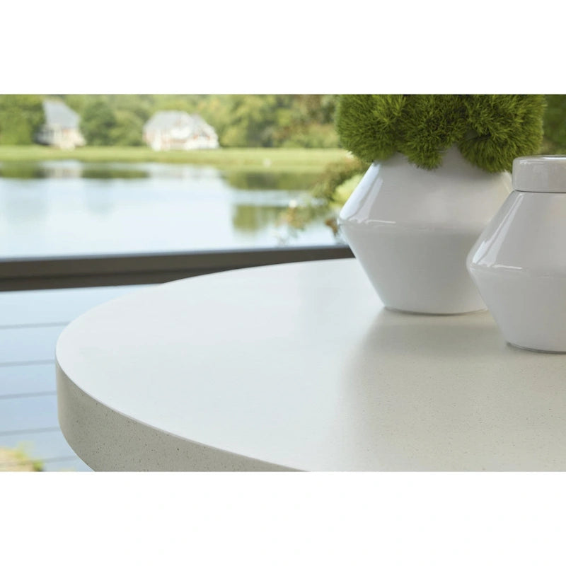 Table de bar d'extérieur Seton Creek beige/blanc, Signature Design by Ashley - 40 po L x 40 po P x 42,25 po H