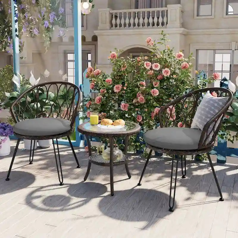 Deux chaises individuelles en rotin avec une table ronde en verre