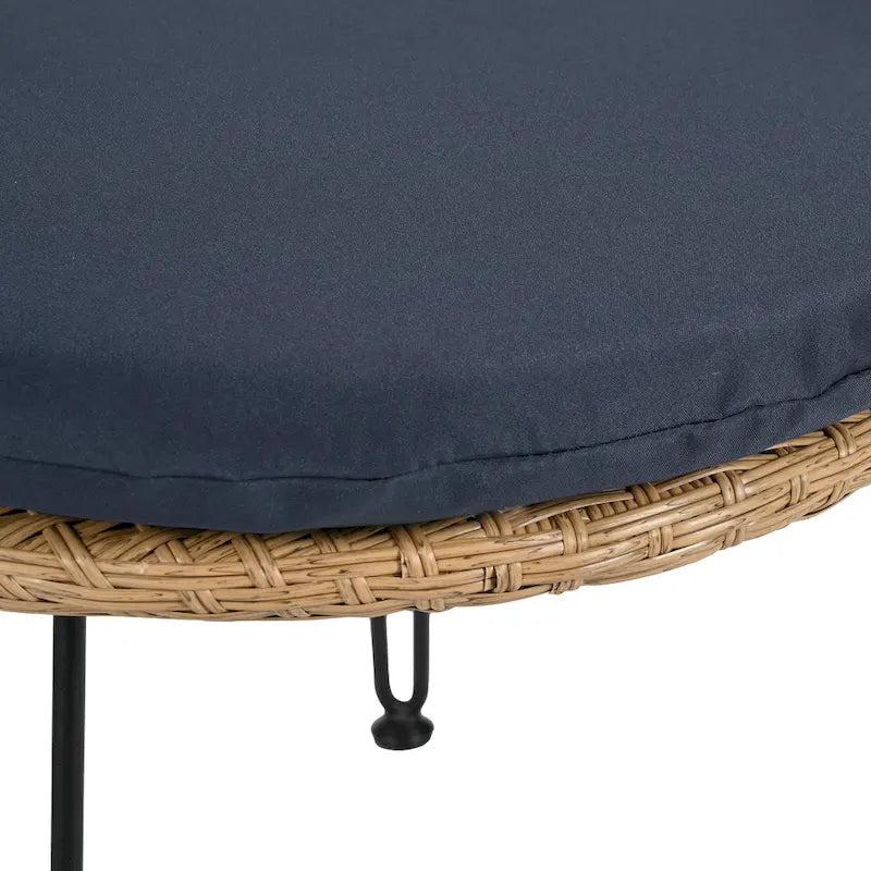 Deux chaises individuelles en rotin avec une table ronde en verre