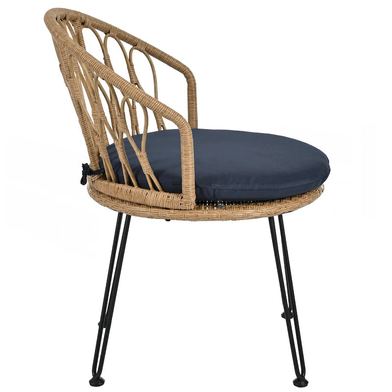 Deux chaises individuelles en rotin avec une table ronde en verre