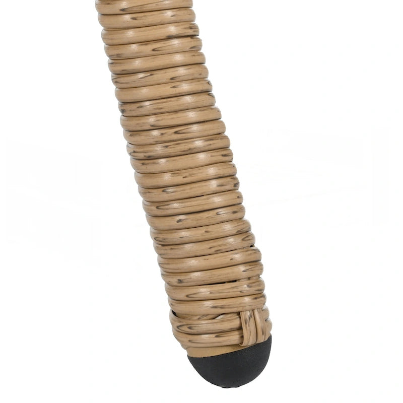 Deux chaises individuelles en rotin avec une table ronde en verre