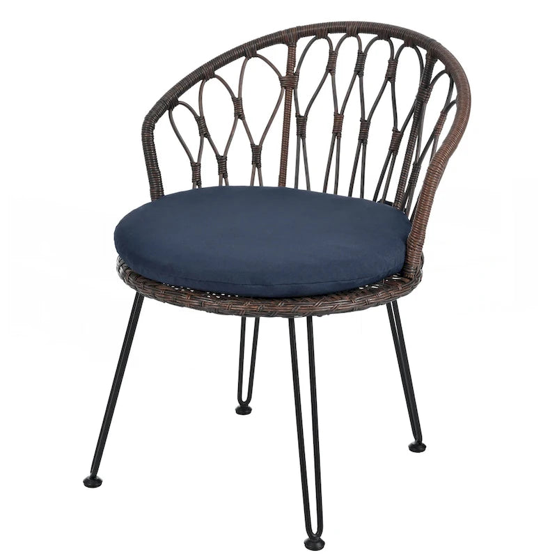 Deux chaises individuelles en rotin avec une table ronde en verre