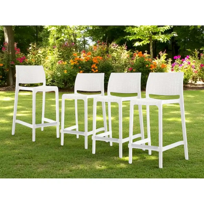 Ensemble de quatre chaises de bar d'extérieur HomeRoots, 26 pouces, en plastique robuste imitation rotin blanc, dossier bas, hauteur comptoir