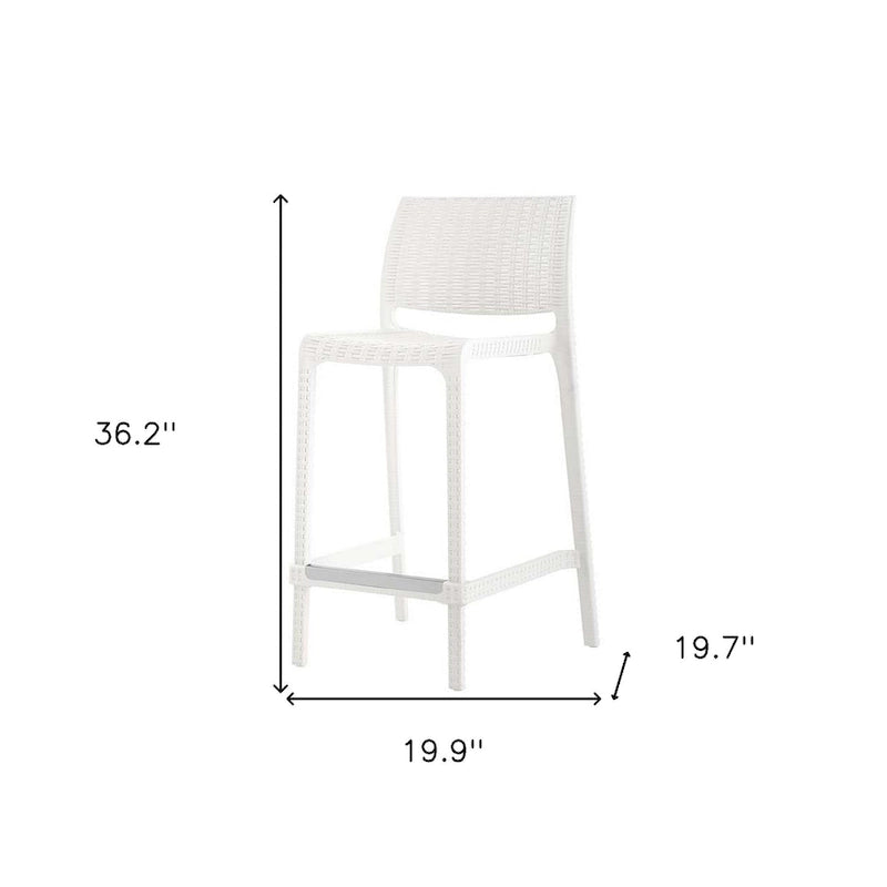 Ensemble de quatre chaises de bar d'extérieur HomeRoots, 26 pouces, en plastique robuste imitation rotin blanc, dossier bas, hauteur comptoir