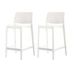 Ensemble de quatre chaises de bar d'extérieur HomeRoots, 26 pouces, en plastique robuste imitation rotin blanc, dossier bas, hauteur comptoir