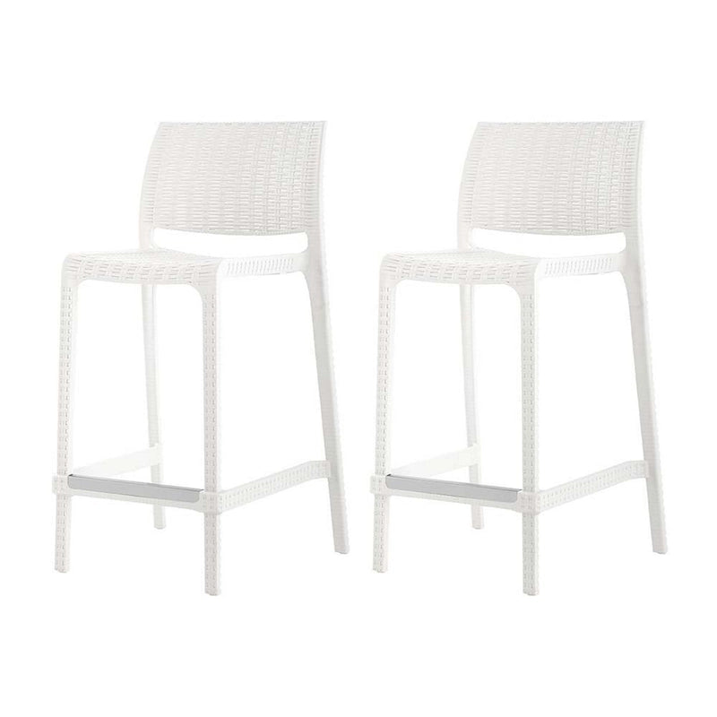Ensemble de quatre chaises de bar d'extérieur HomeRoots, 26 pouces, en plastique robuste imitation rotin blanc, dossier bas, hauteur comptoir