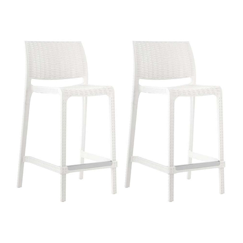 Ensemble de quatre chaises de bar d'extérieur HomeRoots, 26 pouces, en plastique robuste imitation rotin blanc, dossier bas, hauteur comptoir