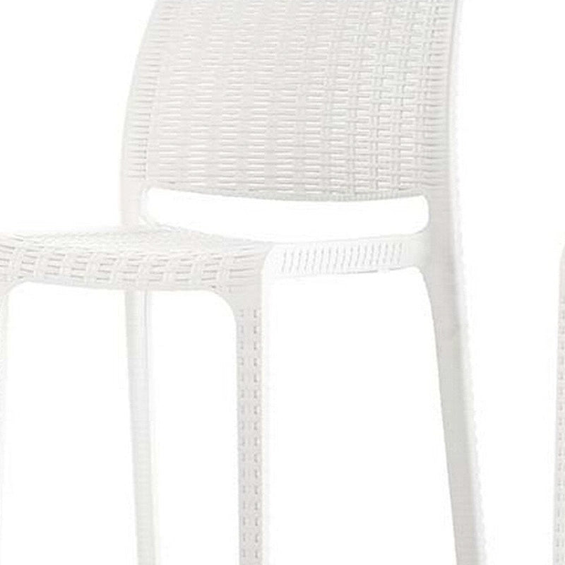Ensemble de quatre chaises de bar d'extérieur HomeRoots, 26 pouces, en plastique robuste imitation rotin blanc, dossier bas, hauteur comptoir