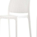 Ensemble de quatre chaises de bar d'extérieur HomeRoots, 26 pouces, en plastique robuste imitation rotin blanc, dossier bas, hauteur comptoir
