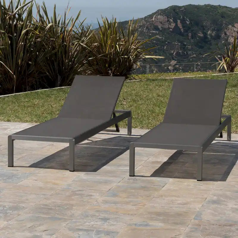 Ensemble de 2 chaises longues Cape Coral grises, réglables, en maille, avec roulettes, 195 cm (77 po).