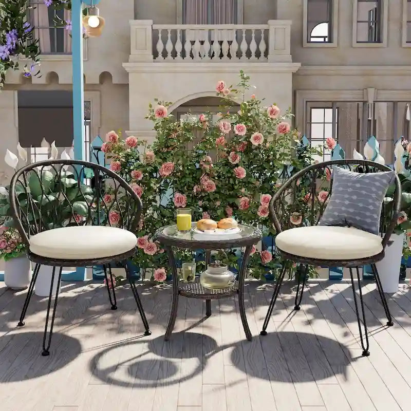 Ensemble de salle à manger d'extérieur 3 pièces comprenant une table basse ronde en verre avec étagère de rangement et 2 chaises en rotin avec coussins.