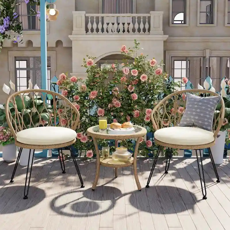 Ensemble de salle à manger d'extérieur 3 pièces comprenant une table basse ronde en verre avec étagère de rangement et 2 chaises en rotin avec coussins.