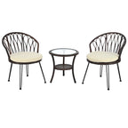 Ensemble de salle à manger d'extérieur 3 pièces comprenant une table basse ronde en verre avec étagère de rangement et 2 chaises en rotin avec coussins.