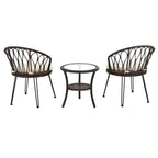 Ensemble de salle à manger d'extérieur 3 pièces comprenant une table basse ronde en verre avec étagère de rangement et 2 chaises en rotin avec coussins.