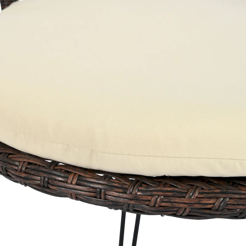 Ensemble de salle à manger d'extérieur 3 pièces comprenant une table basse ronde en verre avec étagère de rangement et 2 chaises en rotin avec coussins.
