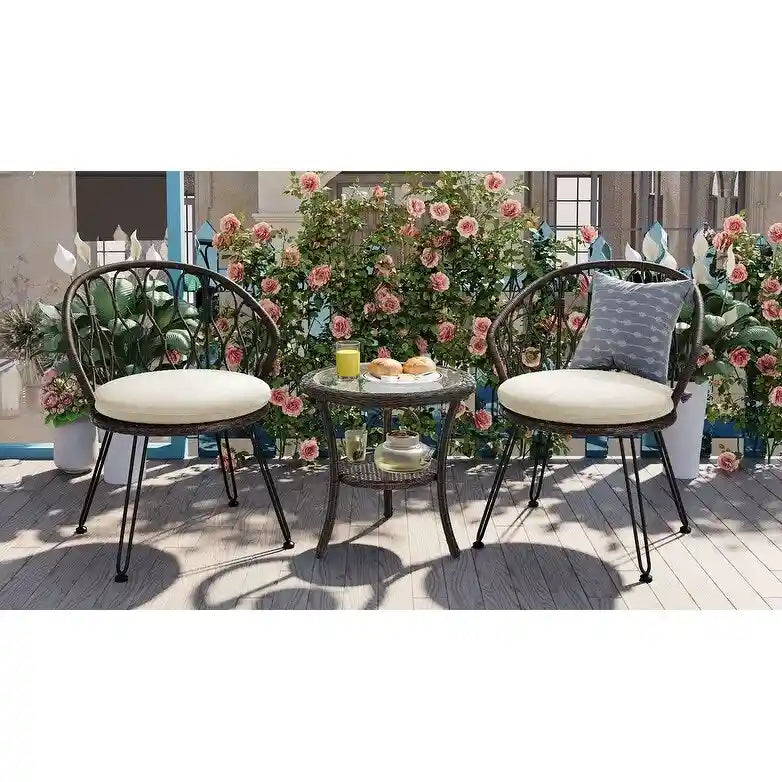 Ensemble de salle à manger d'extérieur 3 pièces comprenant une table basse ronde en verre avec étagère de rangement et 2 chaises en rotin avec coussins.