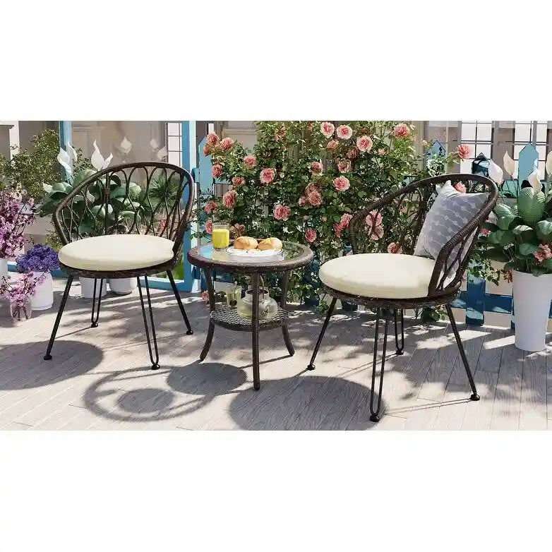 Ensemble de salle à manger d'extérieur 3 pièces comprenant une table basse ronde en verre avec étagère de rangement et 2 chaises en rotin avec coussins.