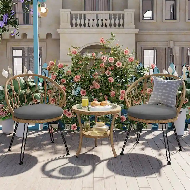 Ensemble de salle à manger d'extérieur 3 pièces comprenant une table basse ronde en verre avec étagère de rangement et 2 chaises en rotin avec coussins.