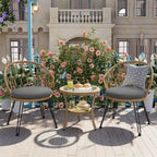 Ensemble de salle à manger d'extérieur 3 pièces comprenant une table basse ronde en verre avec étagère de rangement et 2 chaises en rotin avec coussins.