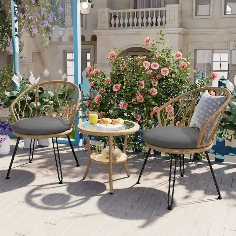 Ensemble de salle à manger d'extérieur 3 pièces comprenant une table basse ronde en verre avec étagère de rangement et 2 chaises en rotin avec coussins.