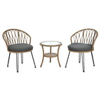 Ensemble de salle à manger d'extérieur 3 pièces comprenant une table basse ronde en verre avec étagère de rangement et 2 chaises en rotin avec coussins.