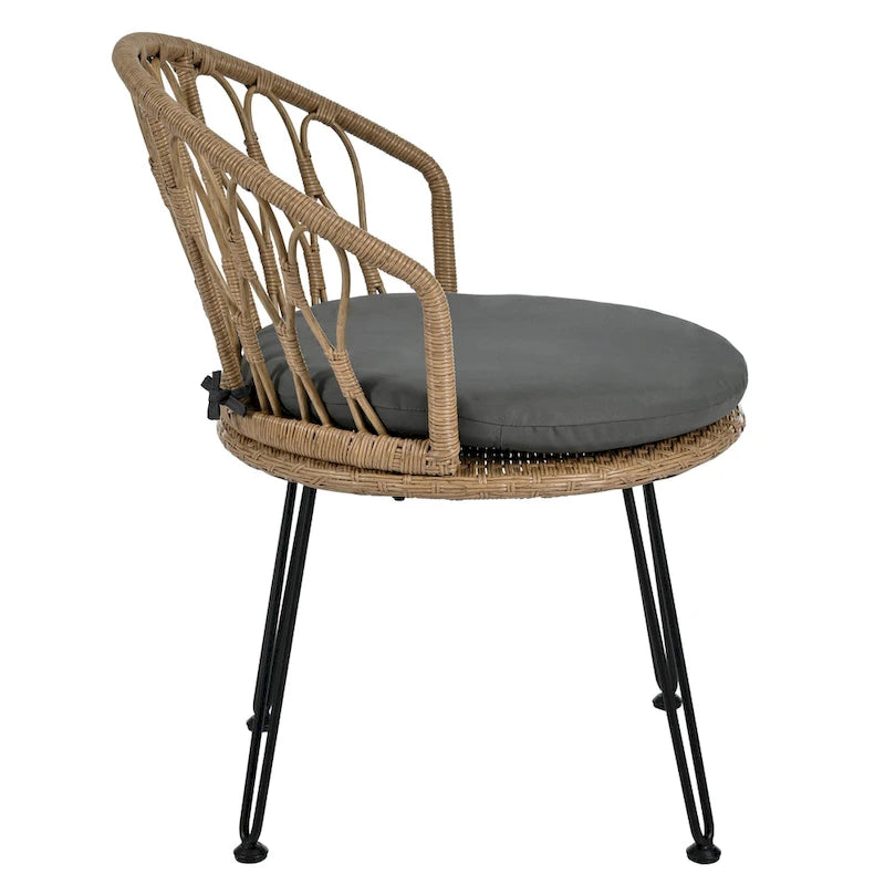 Ensemble de salle à manger d'extérieur 3 pièces comprenant une table basse ronde en verre avec étagère de rangement et 2 chaises en rotin avec coussins.