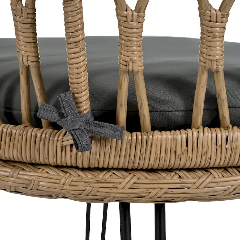 Ensemble de salle à manger d'extérieur 3 pièces comprenant une table basse ronde en verre avec étagère de rangement et 2 chaises en rotin avec coussins.
