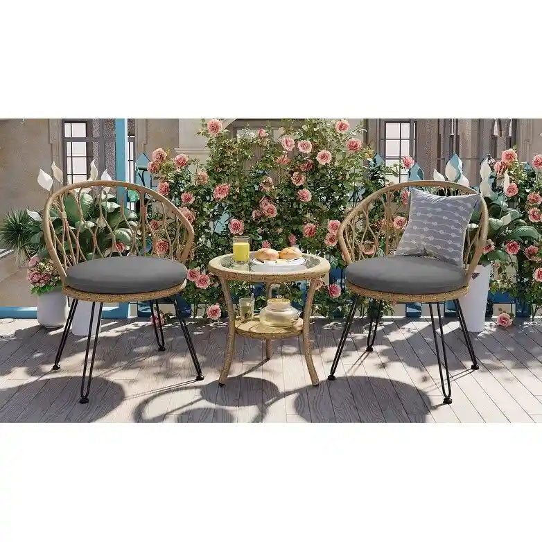 Ensemble de salle à manger d'extérieur 3 pièces comprenant une table basse ronde en verre avec étagère de rangement et 2 chaises en rotin avec coussins.