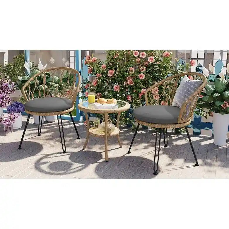 Ensemble de salle à manger d'extérieur 3 pièces comprenant une table basse ronde en verre avec étagère de rangement et 2 chaises en rotin avec coussins.