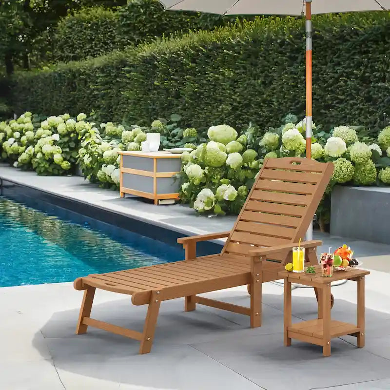 Chaise longue d'extérieur Yurevna HDPS résistante aux intempéries avec table d'appoint (ensemble de 2 pièces)