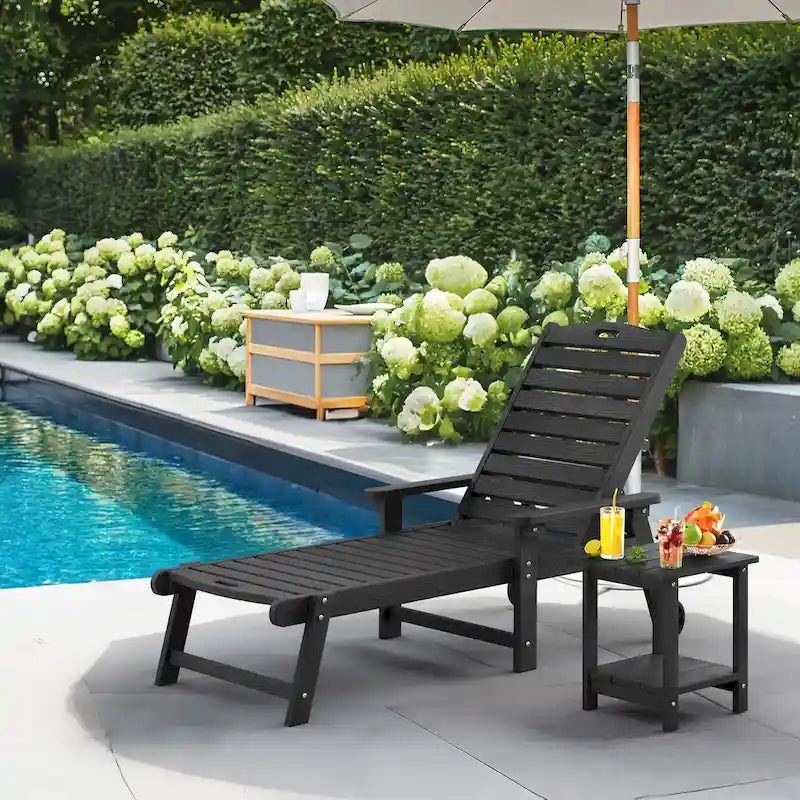 Chaise longue d'extérieur Yurevna HDPS résistante aux intempéries avec table d'appoint (ensemble de 2 pièces)