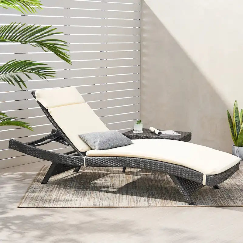 Chaise longue d'extérieur Hypoint en osier sans accoudoirs avec coussin, par Christopher Knight Home