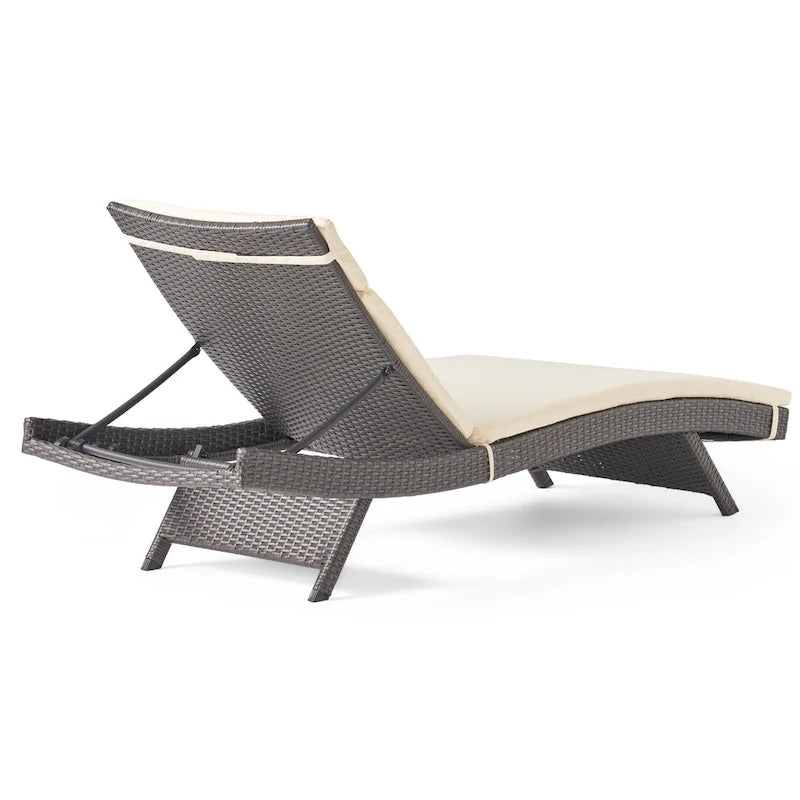 Chaise longue d'extérieur Hypoint en osier sans accoudoirs avec coussin, par Christopher Knight Home