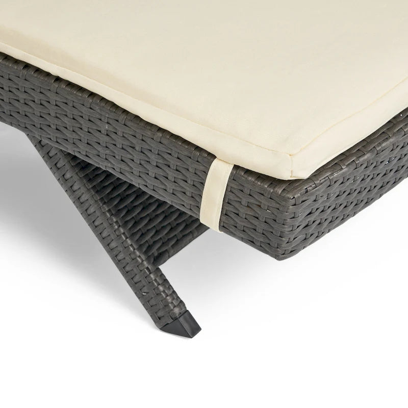 Chaise longue d'extérieur Hypoint en osier sans accoudoirs avec coussin, par Christopher Knight Home