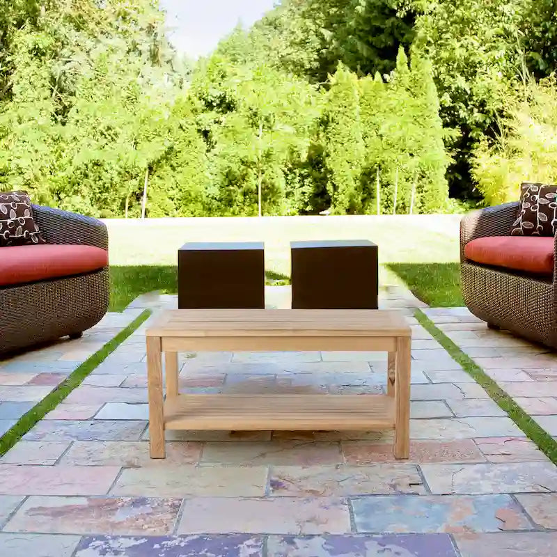 Table basse rectangulaire en bois de teck naturel RRI Goods avec rangement intégré, idéale pour balcon, pelouse ou jardin.