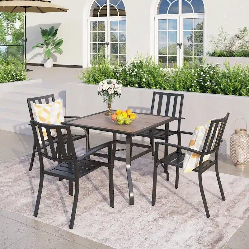 Ensemble de patio MAISON ARTS 5 pièces comprenant une table en faux bois et des chaises empilables en métal - Ensemble de 5 pièces