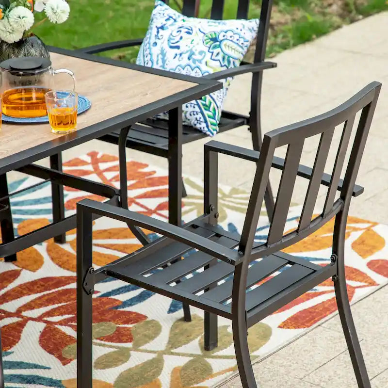 Ensemble de patio MAISON ARTS 5 pièces comprenant une table en faux bois et des chaises empilables en métal - Ensemble de 5 pièces