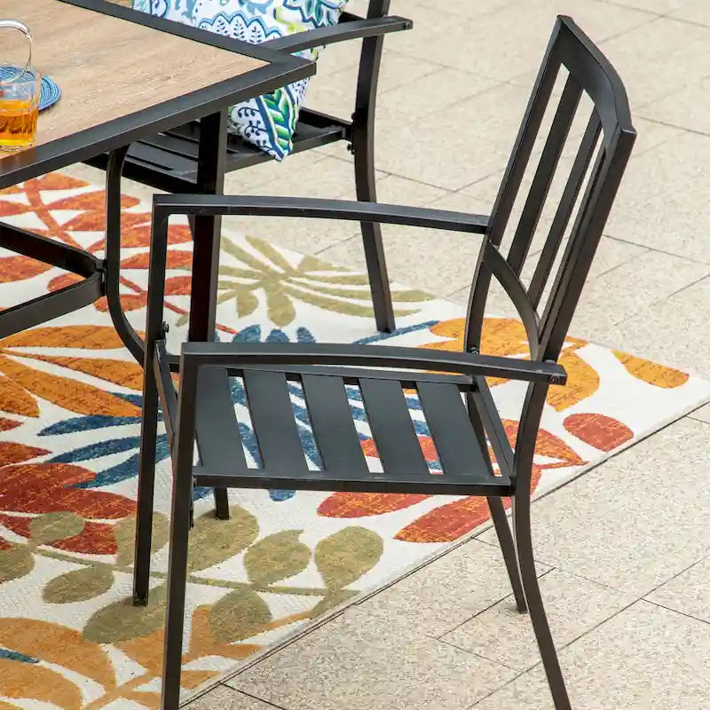 Ensemble de patio MAISON ARTS 5 pièces comprenant une table en faux bois et des chaises empilables en métal - Ensemble de 5 pièces