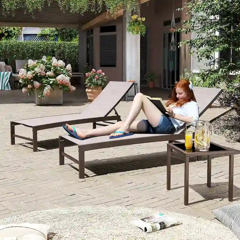Ensemble de 3 pièces comprenant des chaises longues réglables en aluminium et une table d'appoint pour terrasse.