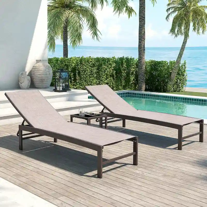 Ensemble de 3 pièces comprenant des chaises longues réglables en aluminium et une table d'appoint pour terrasse.