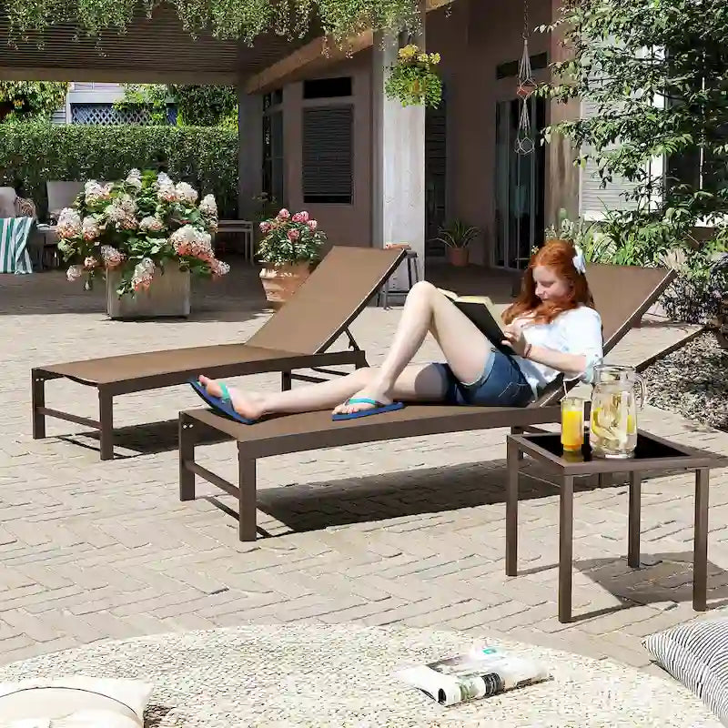 Ensemble de 3 pièces comprenant des chaises longues réglables en aluminium et une table d'appoint pour terrasse.