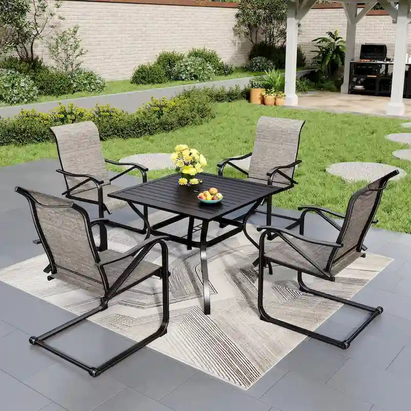 Ensemble de salle à manger d'extérieur 5 pièces, comprenant 1 table à structure en acier avec trou pour parasol et 4 chaises de jardin à ressorts en C