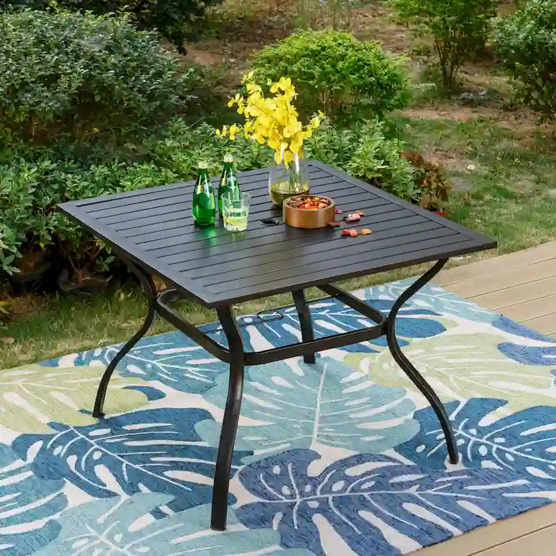Ensemble de salle à manger d'extérieur 5 pièces, comprenant 1 table à structure en acier avec trou pour parasol et 4 chaises de jardin à ressorts en C