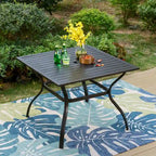 Ensemble de salle à manger d'extérieur 5 pièces, comprenant 1 table à structure en acier avec trou pour parasol et 4 chaises de jardin à ressorts en C