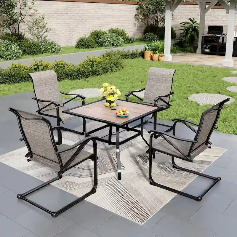 Ensemble de salle à manger d'extérieur 5 pièces, comprenant 1 table à structure en acier avec trou pour parasol et 4 chaises de jardin à ressorts en C