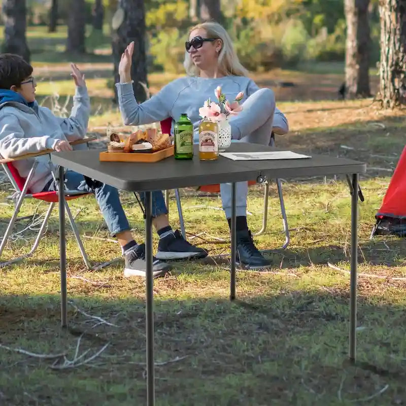 Table de camping pliante avec plateau en PEHD résistant aux intempéries et cadre en acier antirouille