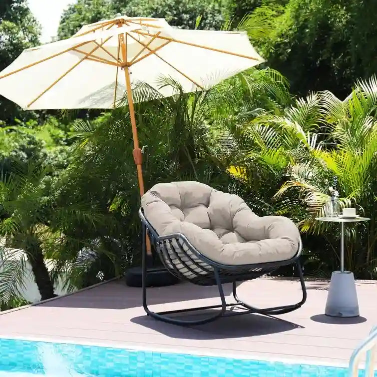 Fauteuil à bascule d'extérieur en rotin avec structure métallique et coussins, largeur 37,2 po