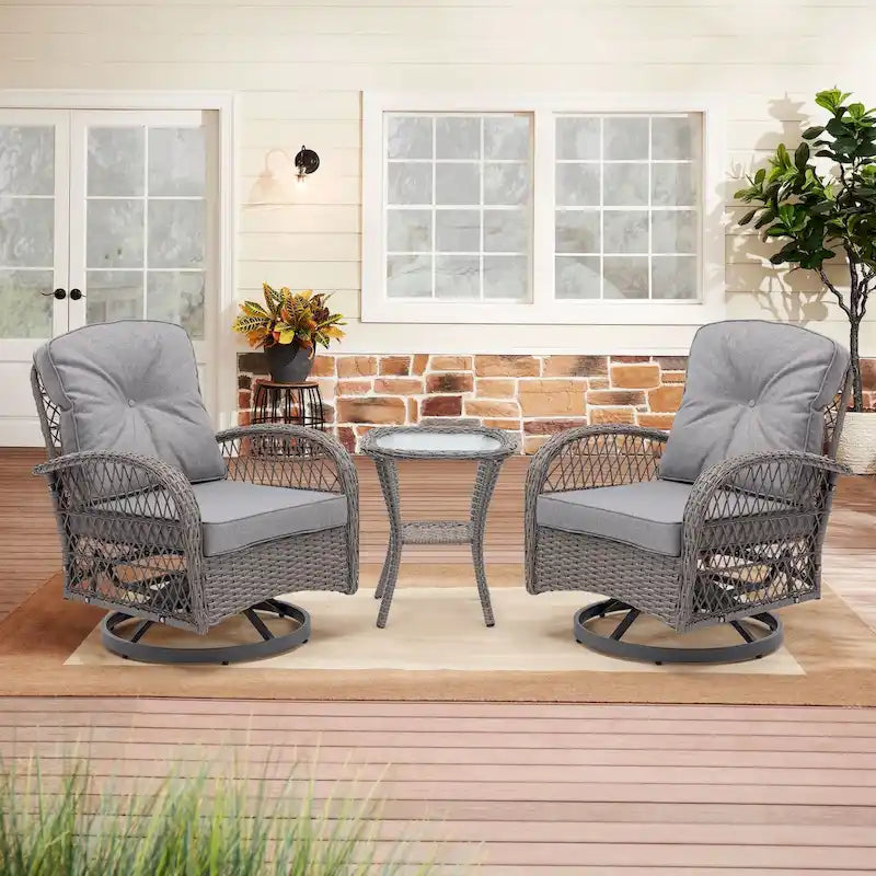 Ensemble de 3 fauteuils de jardin pivotants à bascule, avec coussins épais et table basse.